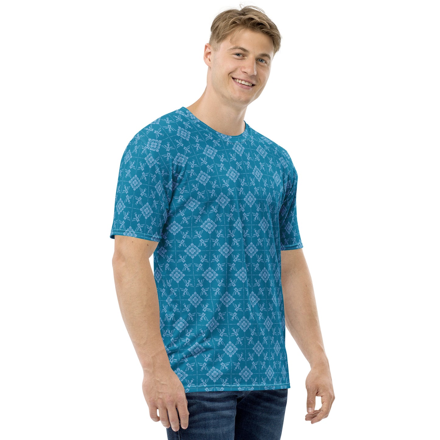 青色の鳥襷文メンズTシャツのコーディネート画像（右サイド）