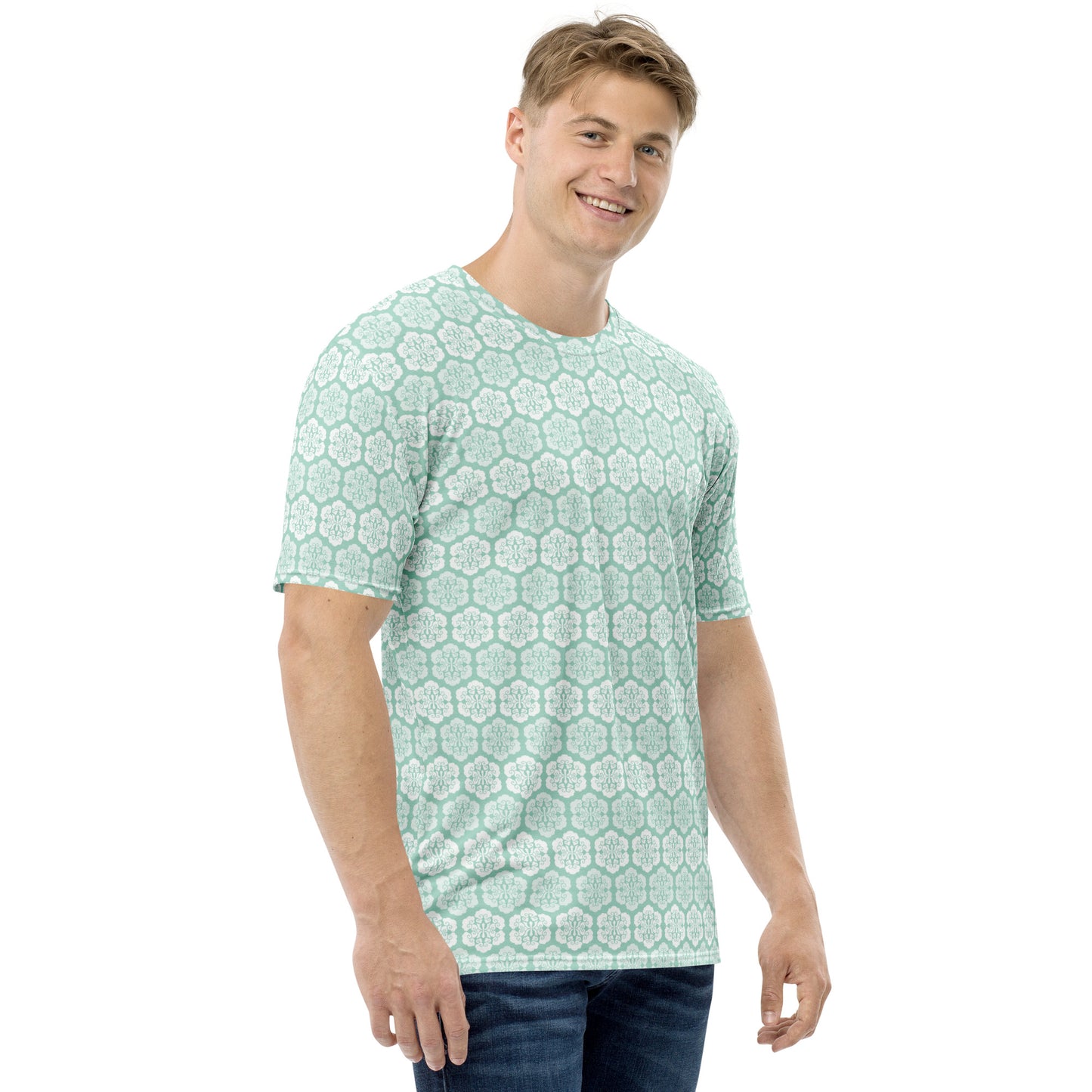 水色の六つ雲亀甲文様メンズTシャツのコーディネート画像（右サイド）