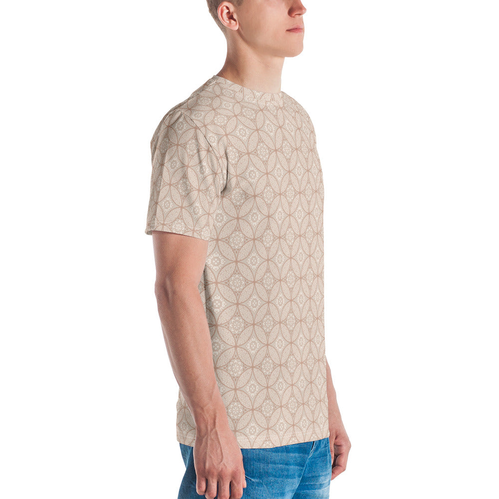 ベージュ色の七宝繋ぎ文様メンズTシャツのコーディネート画像（右サイド）