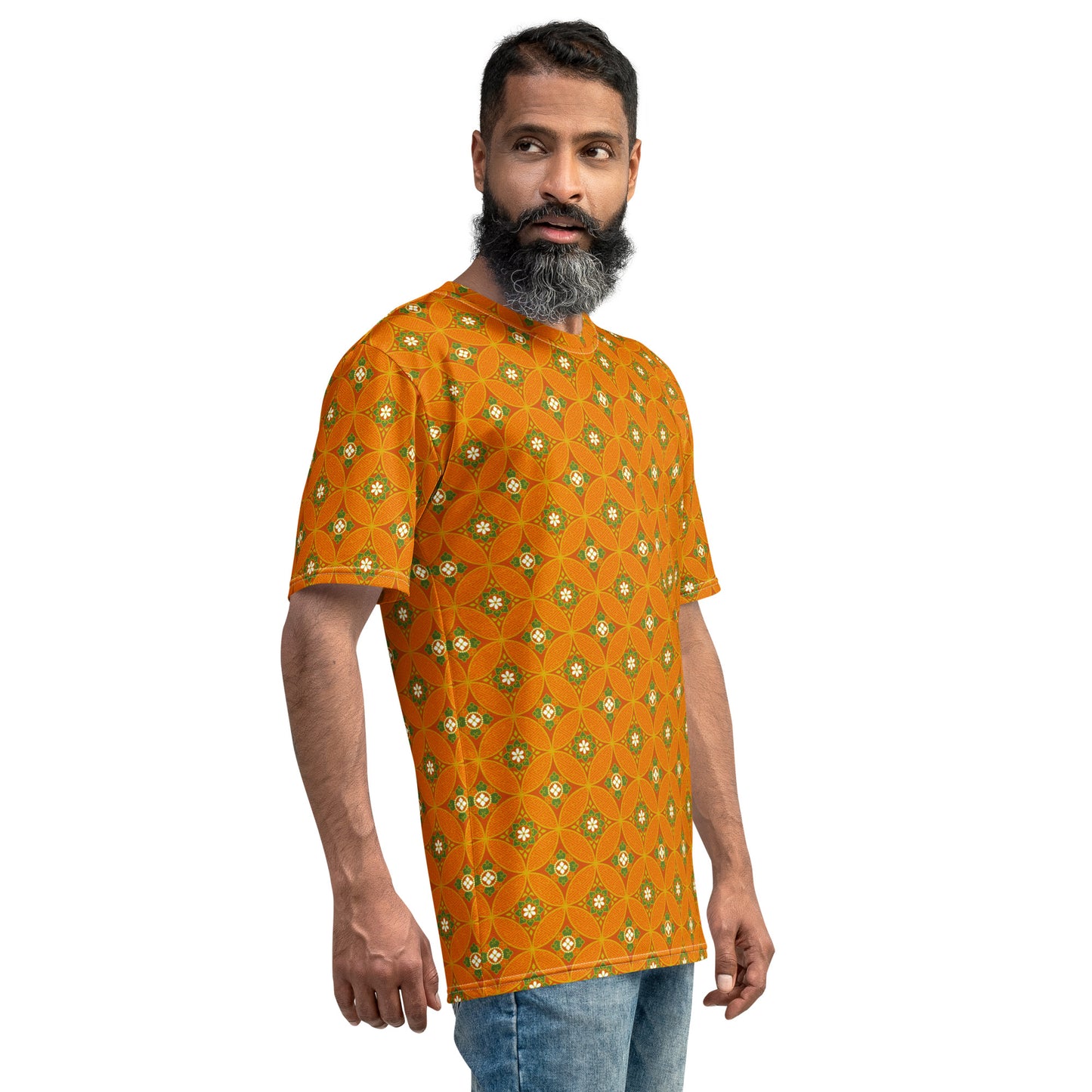 オレンジ色の七宝繋ぎ文様メンズTシャツのコーディネート画像（右サイド）