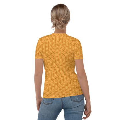 オレンジ色の麻の葉文様レディースTシャツのコーディネート画像（バック）