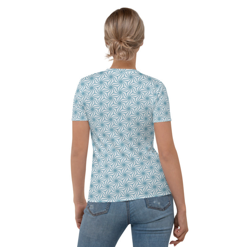 青色（水色）のねじれ麻の葉文様レディースTシャツのコーディネート画像（バック）