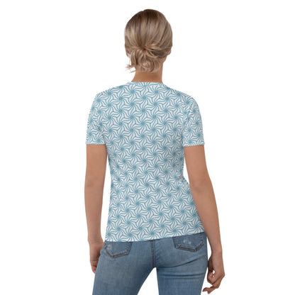 青色（水色）のねじれ麻の葉文様レディースTシャツのコーディネート画像（バック）