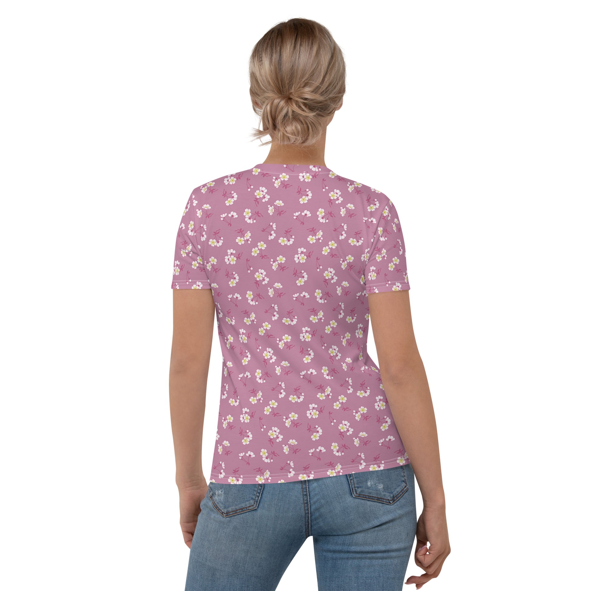 ピンク色の桜文様レディースTシャツのコーディネート画像（バック）