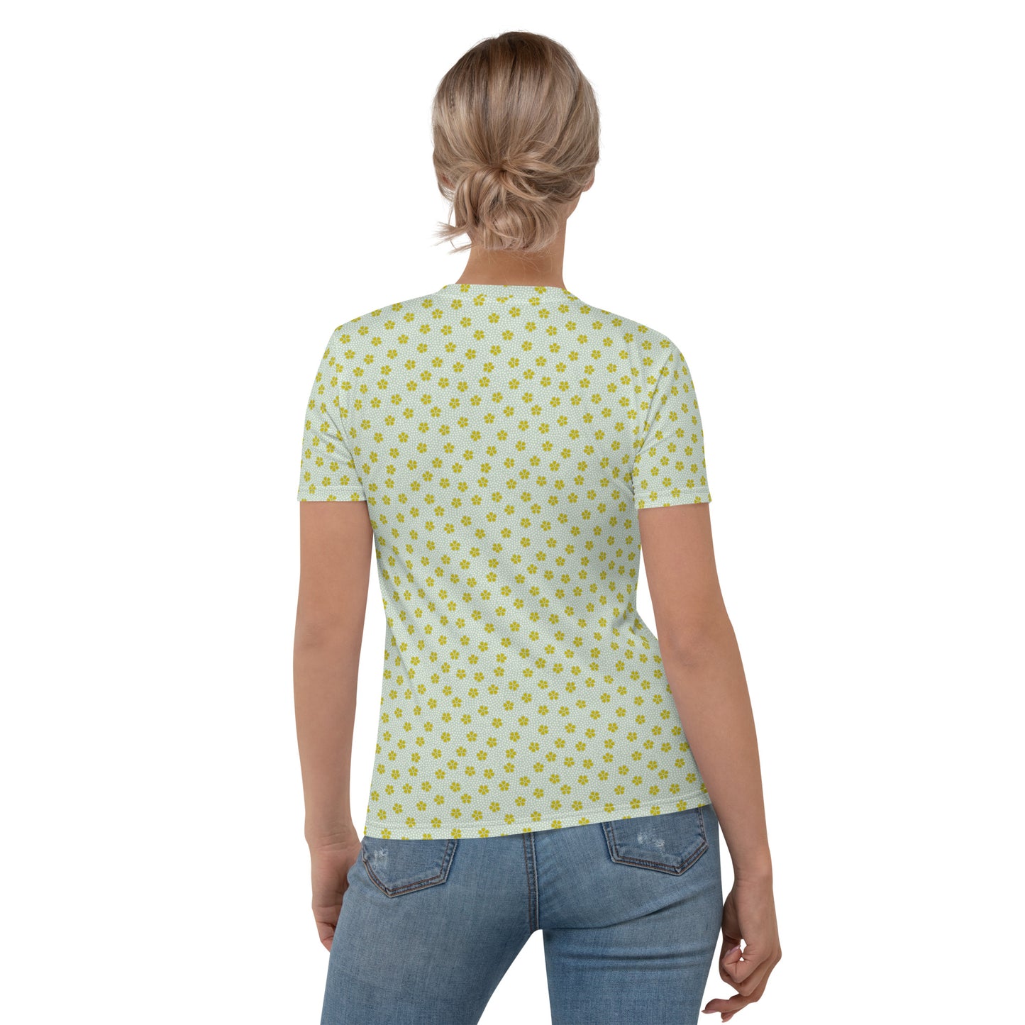 黄緑色の桜（花筏）文様レディースTシャツのコーディネート画像（バック）