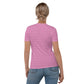 ピンク色の六つ雲亀甲文様レディースTシャツのコーディネート画像（バック）