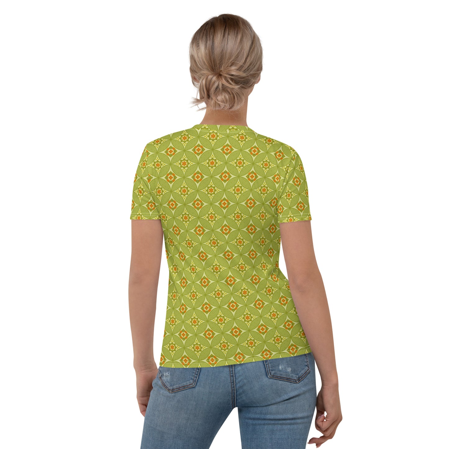 黄緑色の七宝繋ぎ文様レディースTシャツのコーディネート画像（バック）