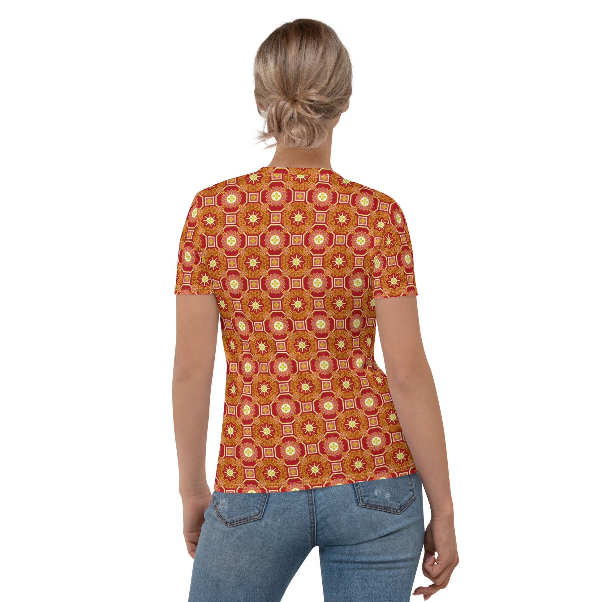 オレンジ色の蜀江文様レディースTシャツのコーディネート画像（バック）