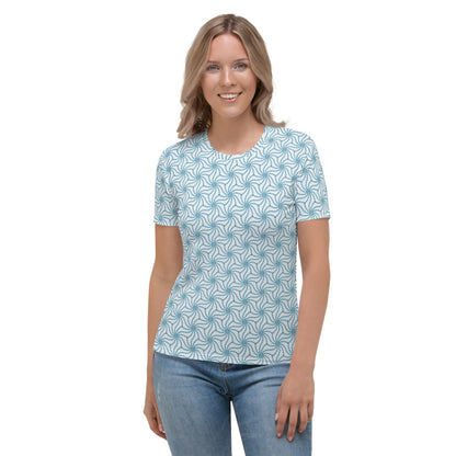 青色（水色）のねじれ麻の葉文様レディースTシャツのコーディネート画像（フロント）