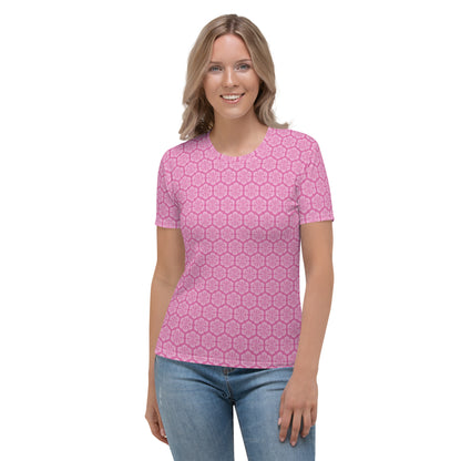 ピンク色の六つ雲亀甲文様レディースTシャツのコーディネート画像（フロント）
