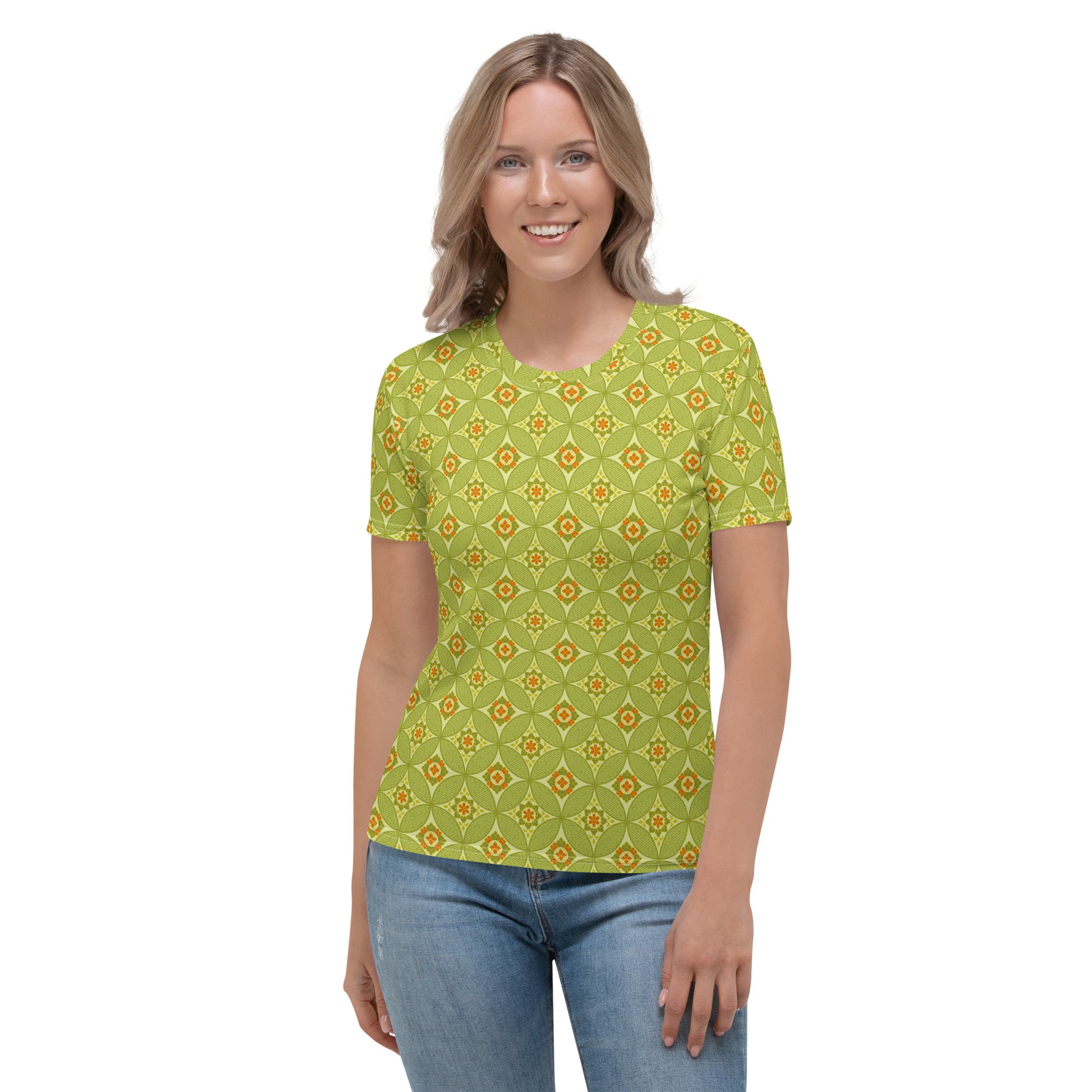 黄緑色の七宝繋ぎ文様レディースTシャツのコーディネート画像（フロント）
