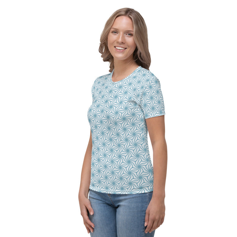 青色（水色）のねじれ麻の葉文様レディースTシャツのコーディネート画像（左サイド）
