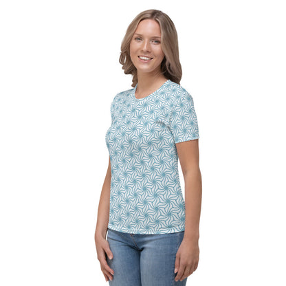 青色（水色）のねじれ麻の葉文様レディースTシャツのコーディネート画像（左サイド）