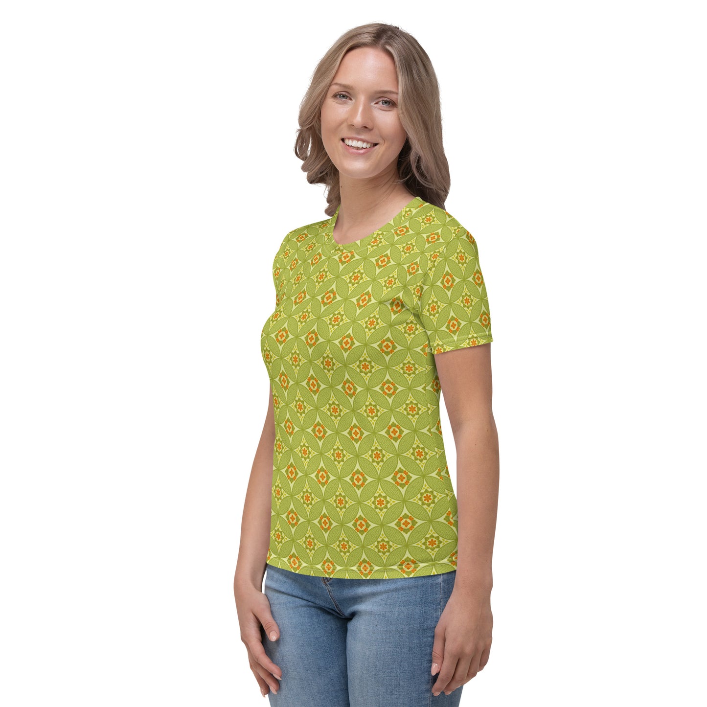 黄緑色の七宝繋ぎ文様レディースTシャツのコーディネート画像（左サイド）
