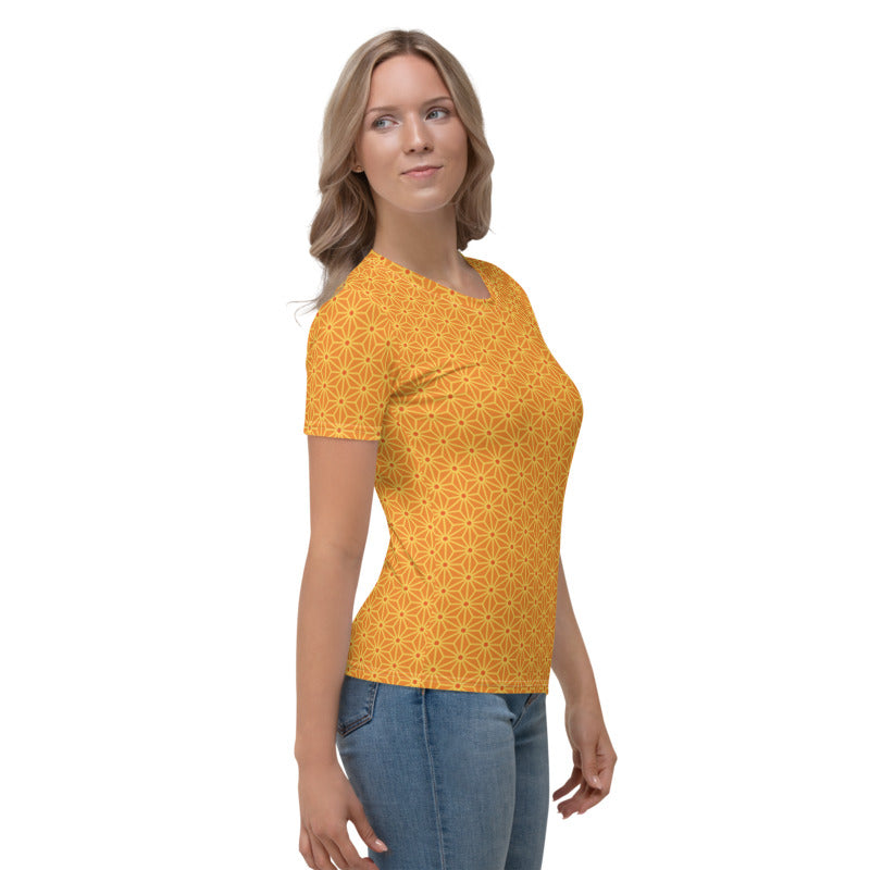 オレンジ色の麻の葉文様レディースTシャツのコーディネート画像（右サイド）