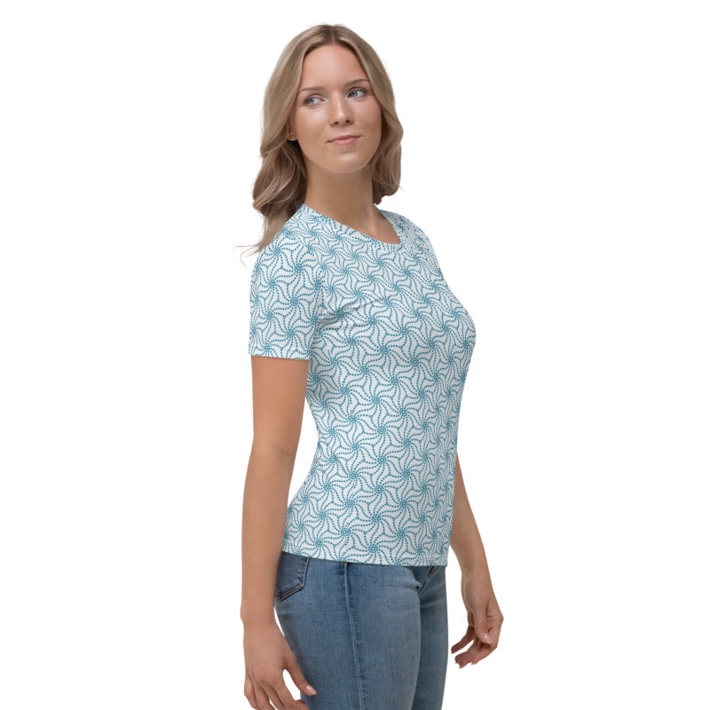 青色（水色）のねじれ麻の葉文様レディースTシャツのコーディネート画像（右サイド）