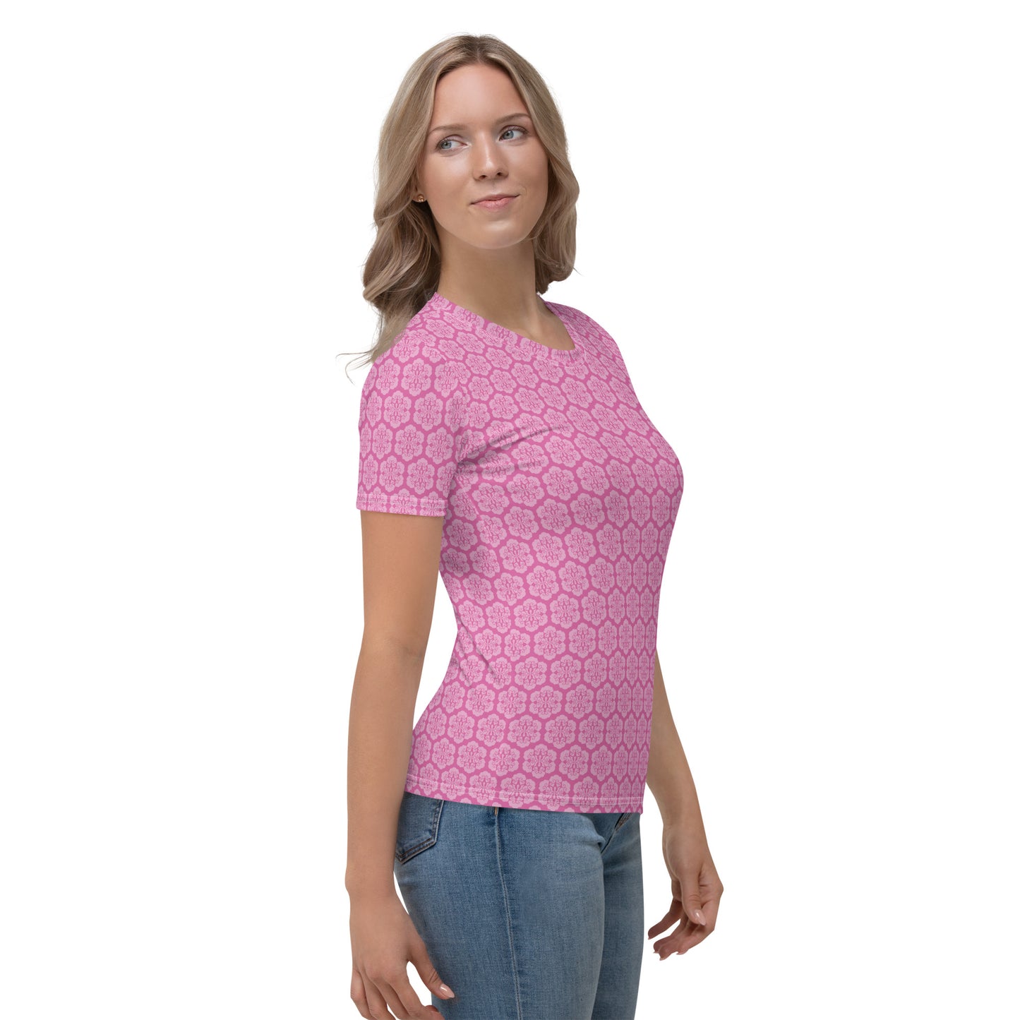 ピンク色の六つ雲亀甲文様レディースTシャツのコーディネート画像（右サイド）