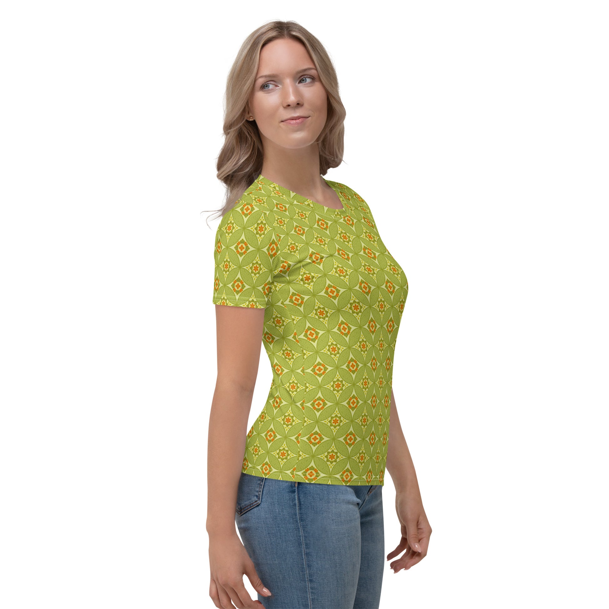 黄緑色の七宝繋ぎ文様レディースTシャツのコーディネート画像（右サイド）