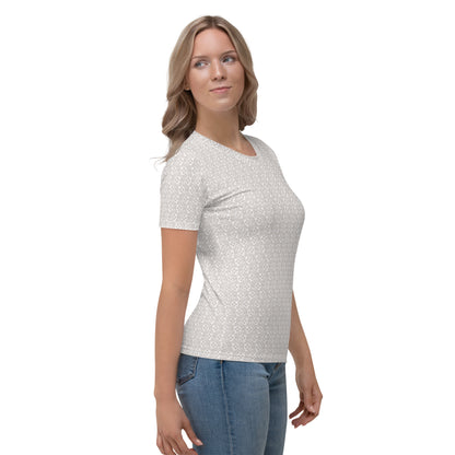 グレーの花勝見柄レディースTシャツのコーディネート画像（右サイド）