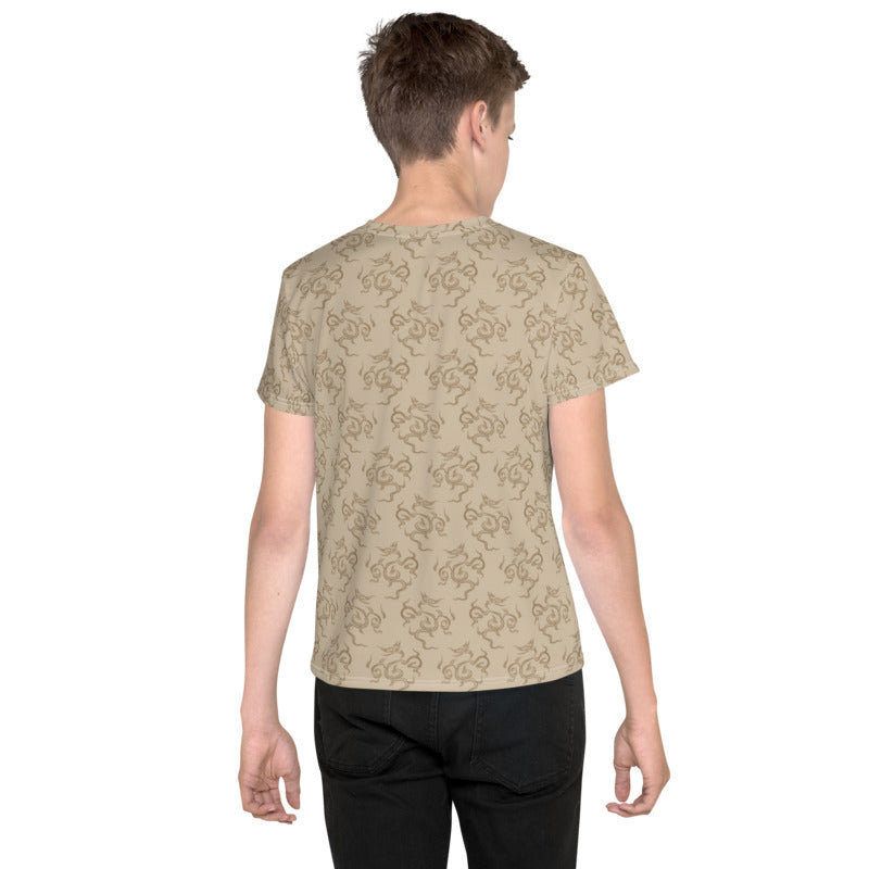 龍の文様である竜紋（龍紋）を四角くデフォルメした茶色（ベージュ）地の男の子Tシャツのコーデ画像（バック）