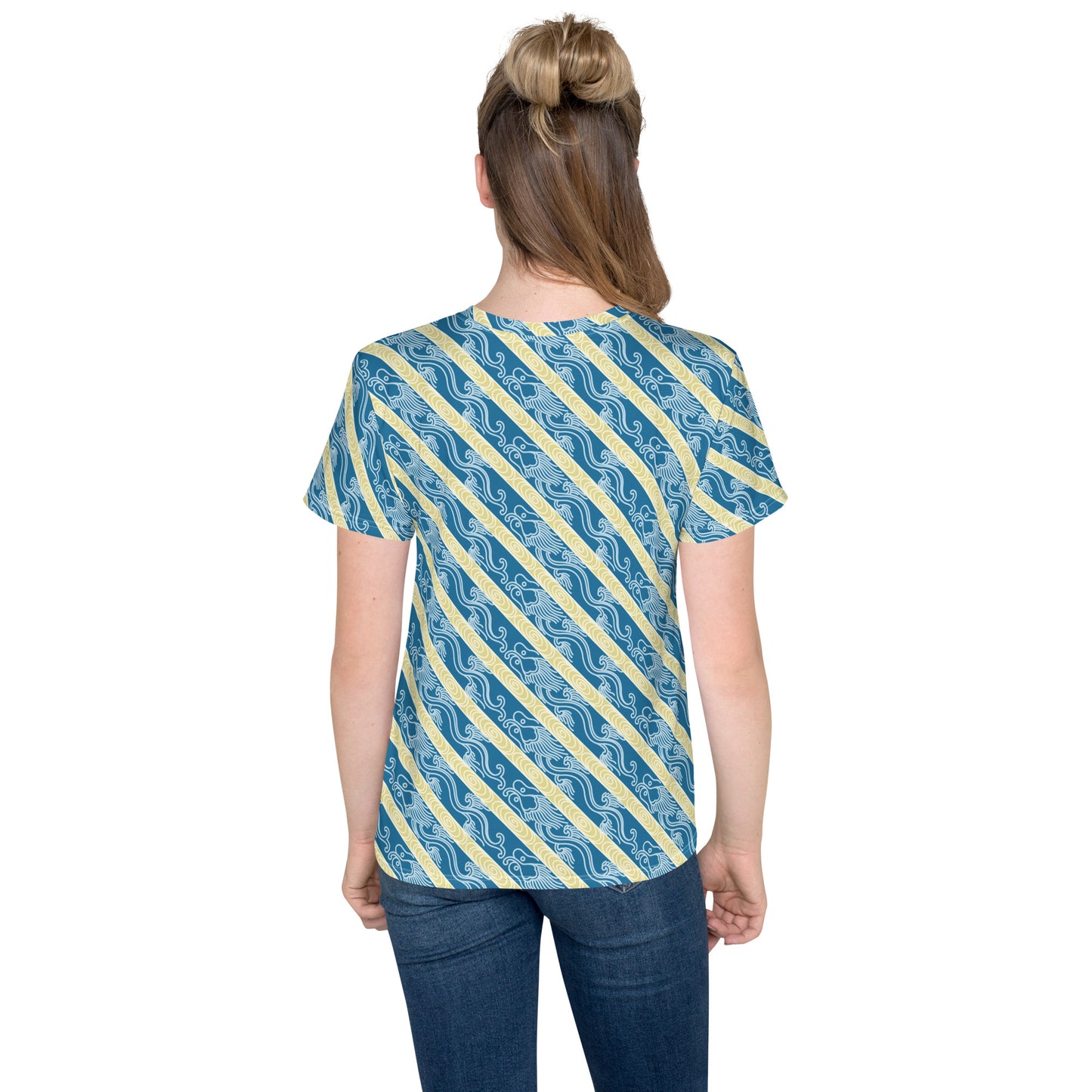 昇龍（昇竜）の伝統文様を青地の女の子Tシャツのコーデ画像（バック）