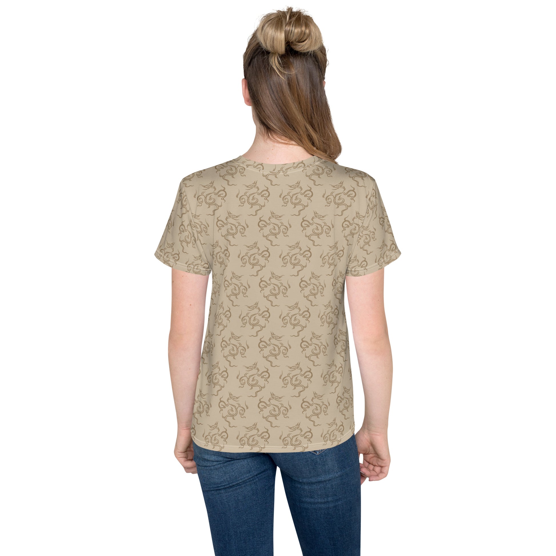 龍の文様である竜紋（龍紋）を四角くデフォルメした茶色（ベージュ）地の女の子Tシャツのコーデ画像（バック）