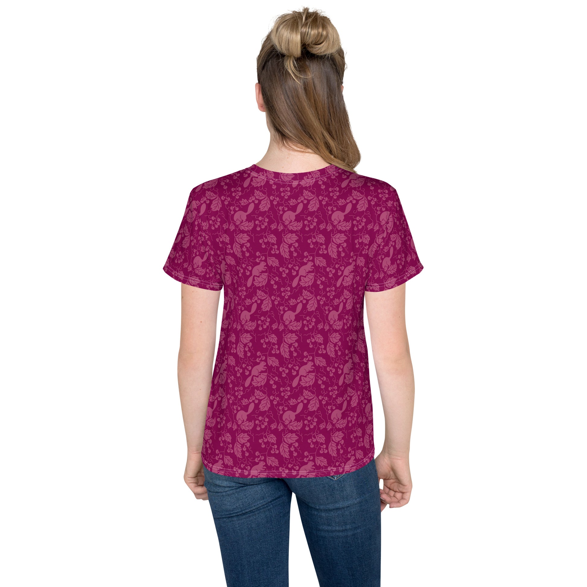 栗鼠（リス）の伝統文様をあしらった紫地の女の子Tシャツのコーデ画像（バック）