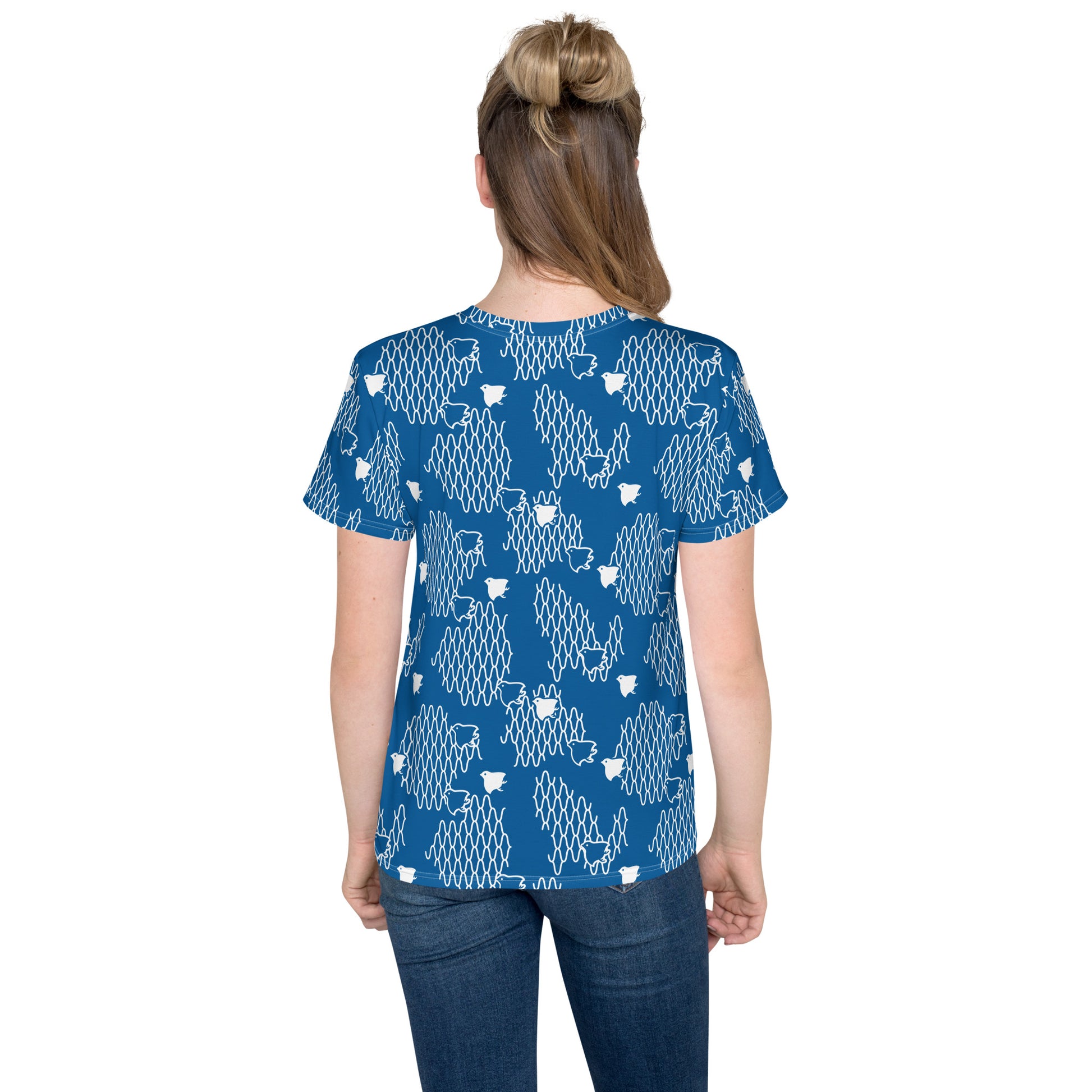 千鳥の伝統文様をあしらった青地の女の子Tシャツのコーデ画像（バック）