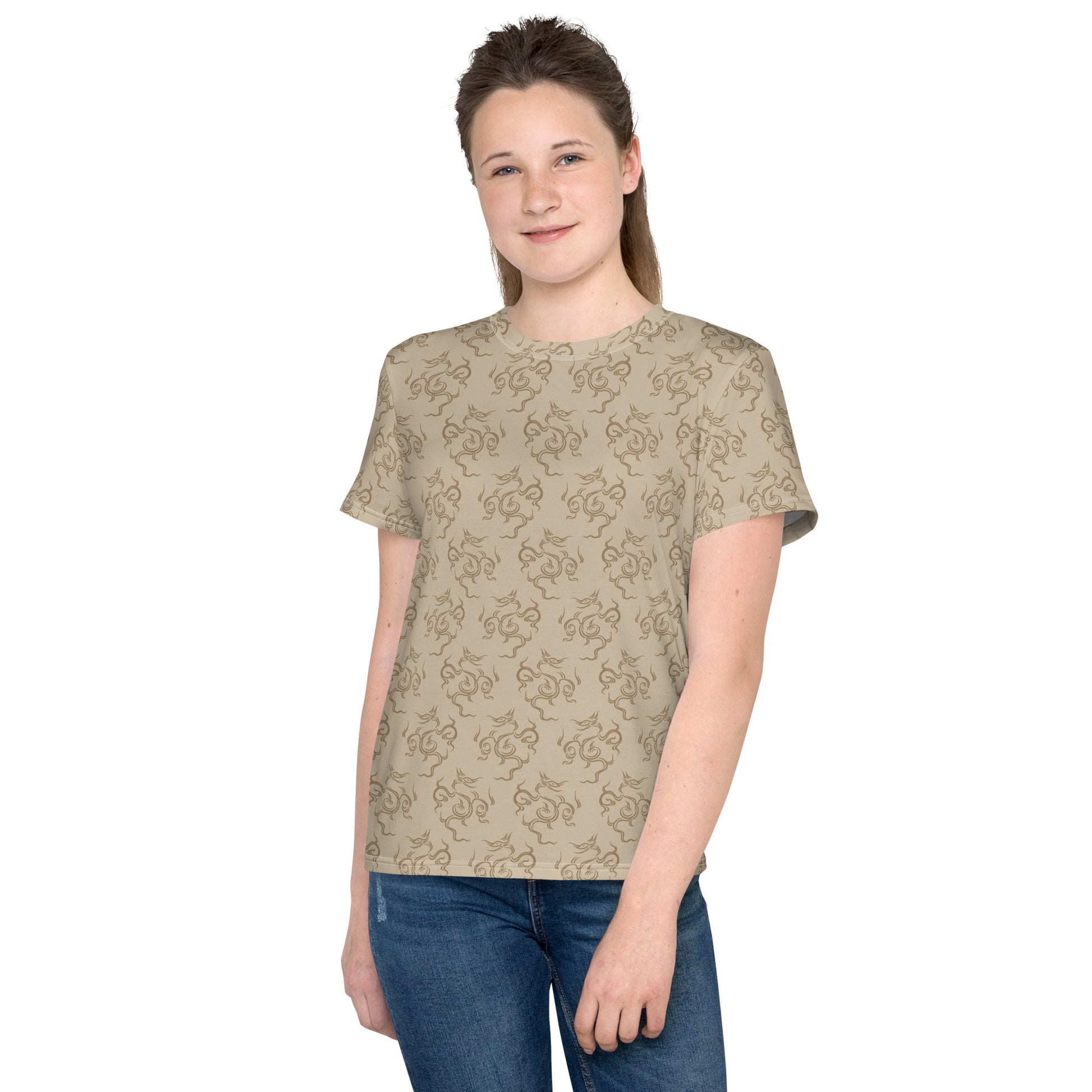 龍の文様である竜紋（龍紋）を四角くデフォルメした茶色（ベージュ）地の女の子Tシャツのコーデ画像（フロント）