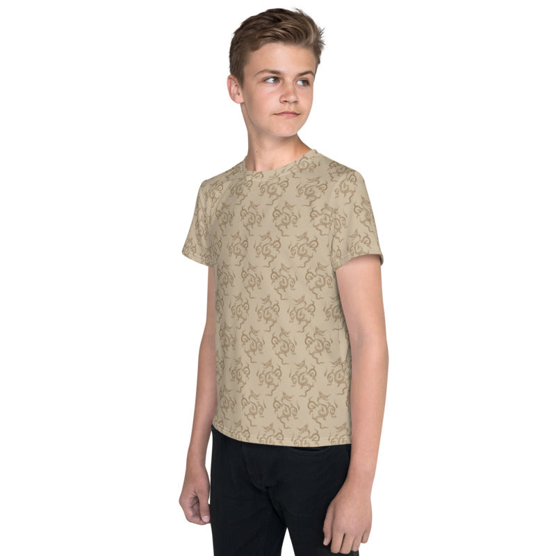 龍の文様である竜紋（龍紋）を四角くデフォルメした茶色（ベージュ）地の男の子Tシャツのコーデ画像（左サイド）