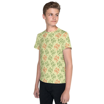 龍の文様である竜紋（龍紋）を四角くデフォルメした黄色地の男の子Tシャツのコーデ画像（左サイド）