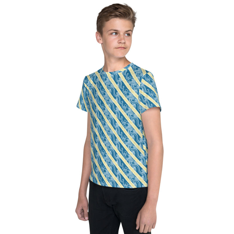 昇龍（昇竜）の伝統文様を青地の男の子Tシャツのコーデ画像（左サイド）