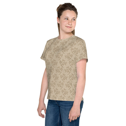 龍の文様である竜紋（龍紋）を四角くデフォルメした茶色（ベージュ）地の女の子Tシャツのコーデ画像（左サイド）