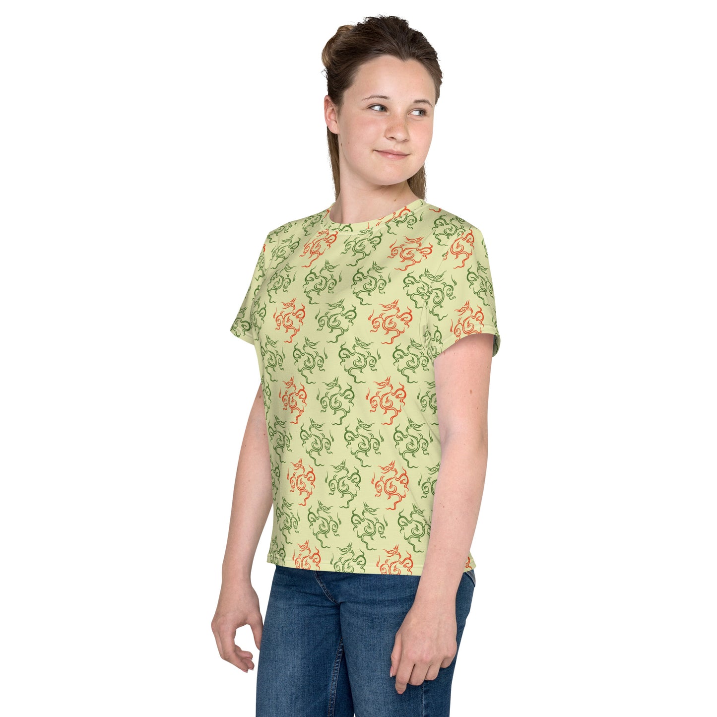 龍の文様である竜紋（龍紋）を四角くデフォルメした黄色地の男の子Tシャツのコーデ画像（左サイド）