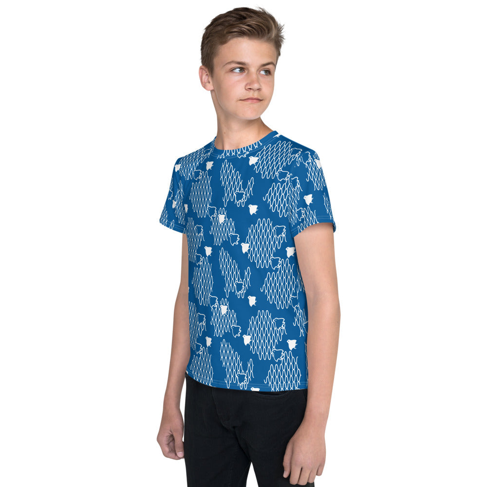 千鳥の伝統文様をあしらった青地の男の子Tシャツのコーデ画像（左サイド）