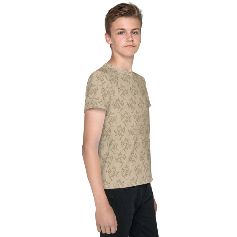 龍の文様である竜紋（龍紋）を四角くデフォルメした茶色（ベージュ）地の男の子Tシャツのコーデ画像（右サイド）