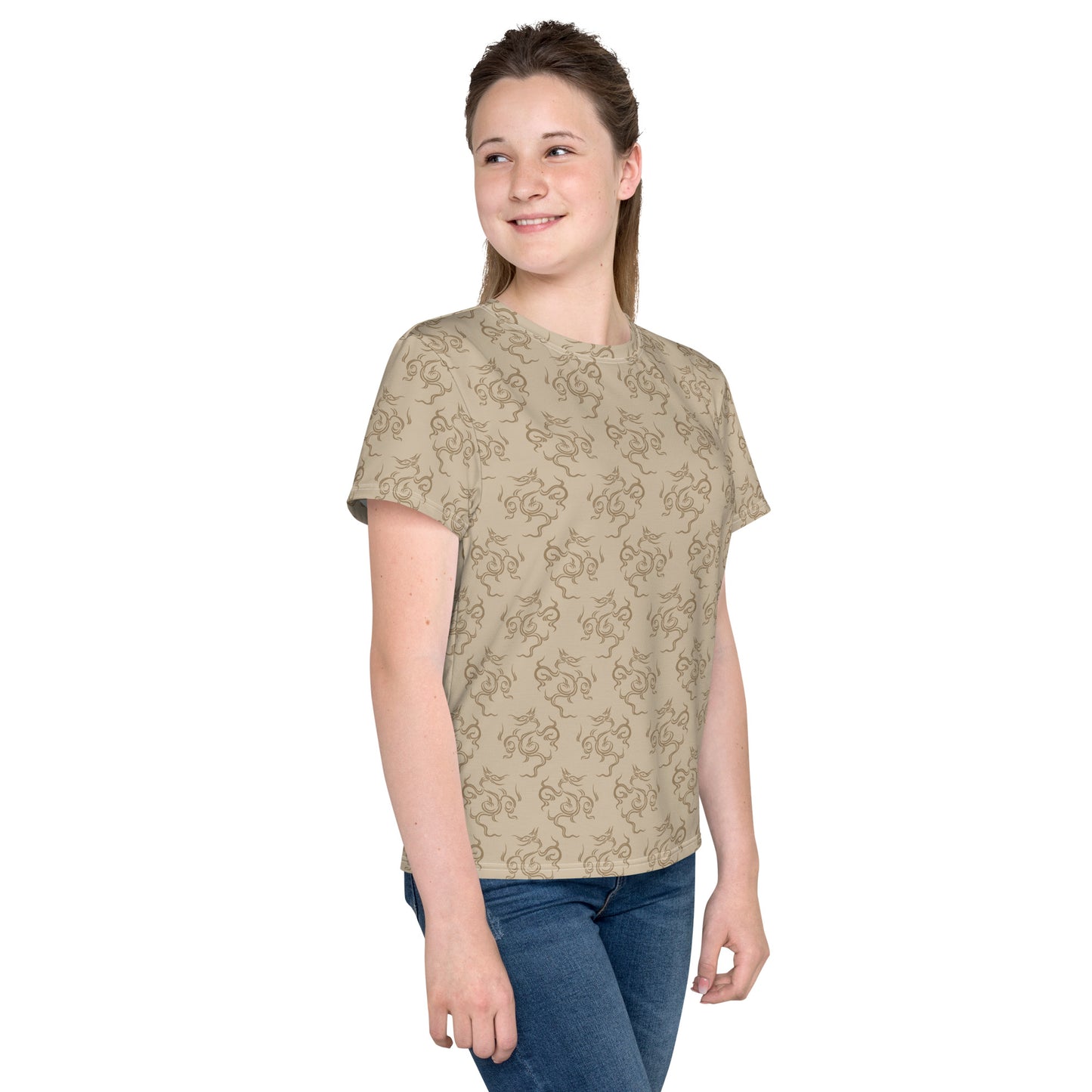 龍の文様である竜紋（龍紋）を四角くデフォルメした茶色（ベージュ）地の女の子Tシャツのコーデ画像（右サイド）