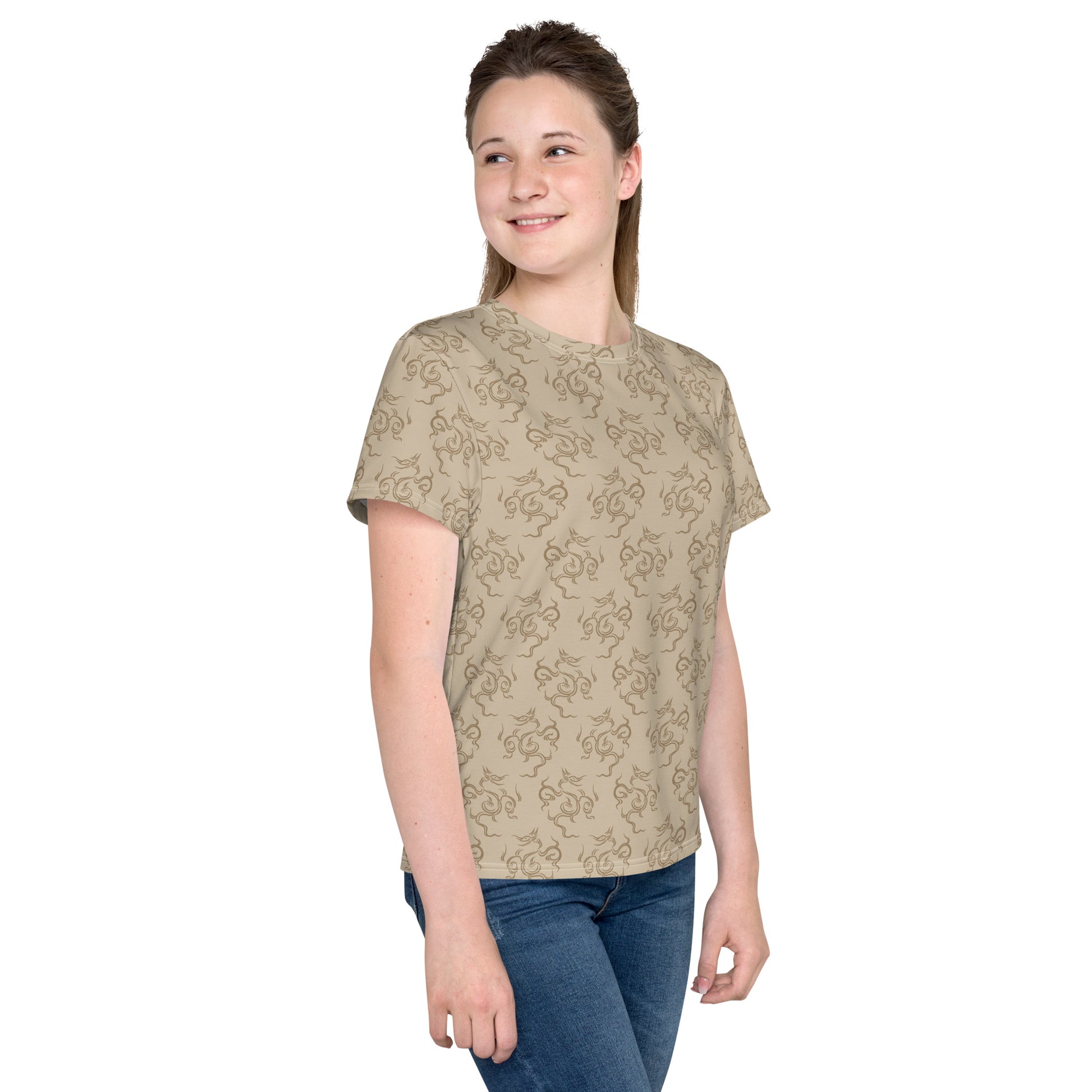 龍の文様である竜紋（龍紋）を四角くデフォルメした茶色（ベージュ）地の女の子Tシャツのコーデ画像（右サイド）
