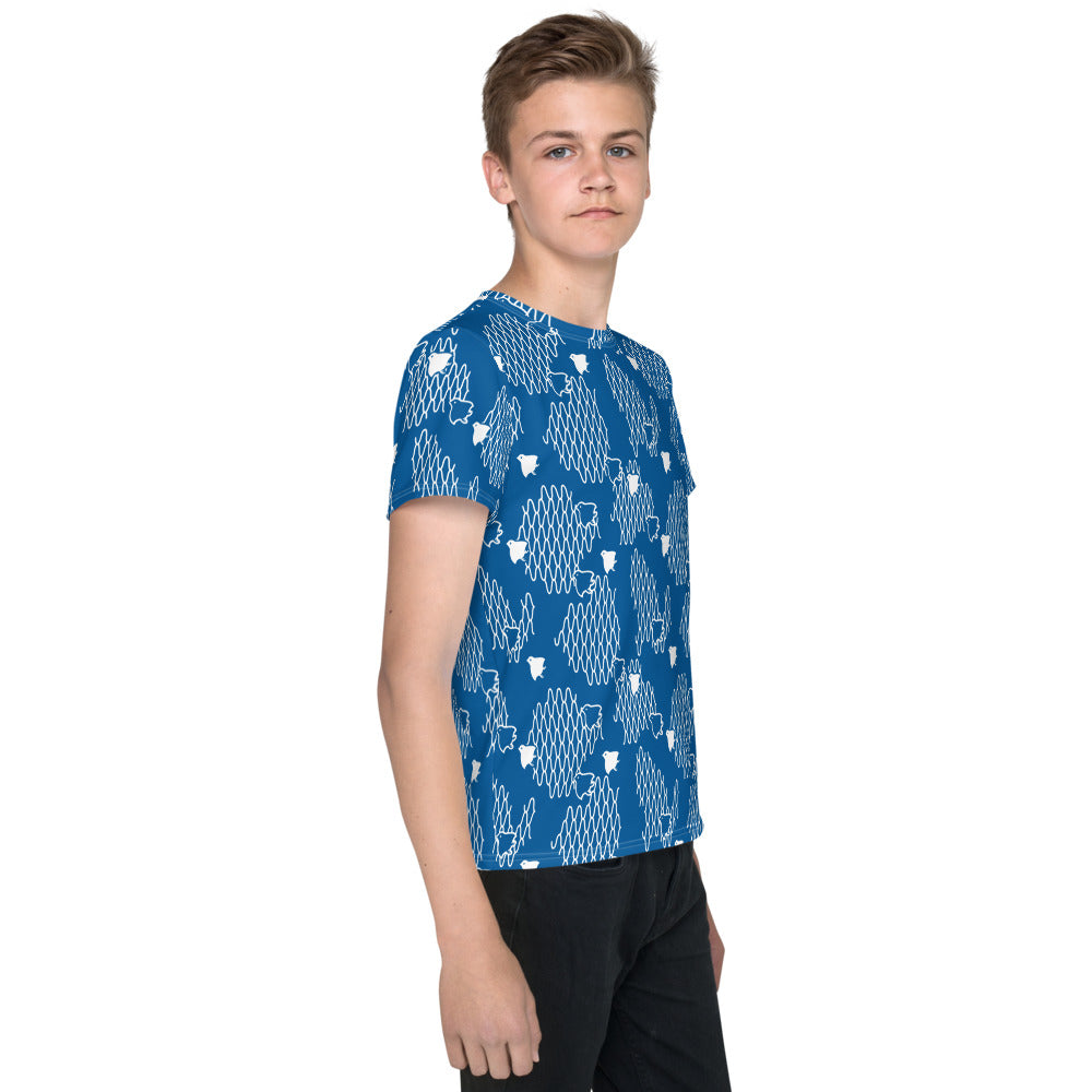 千鳥の伝統文様をあしらった青地の男の子Tシャツのコーデ画像（右サイド）
